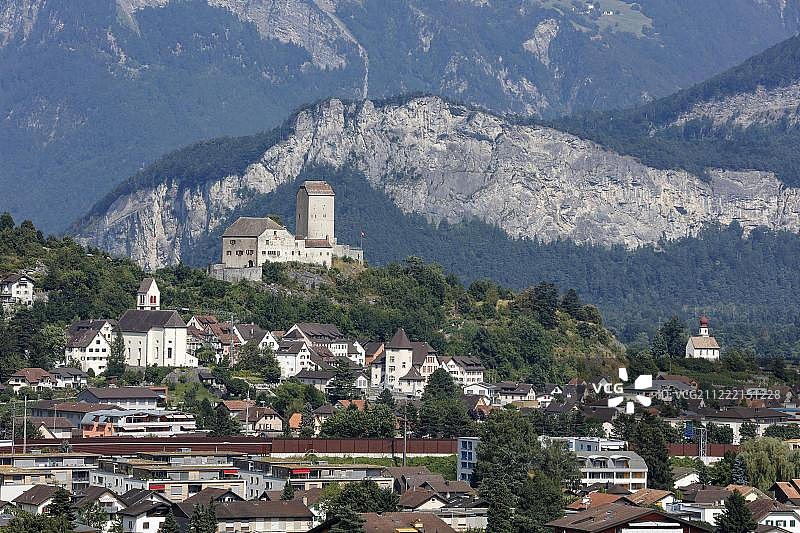 从梅尔斯眺望萨甘斯城堡，瑞士圣加仑州图片素材