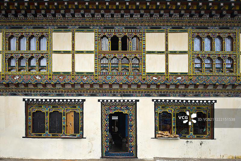 不丹洛贝萨的彩色窗户和门装饰，传统不丹建筑，亚洲图片素材