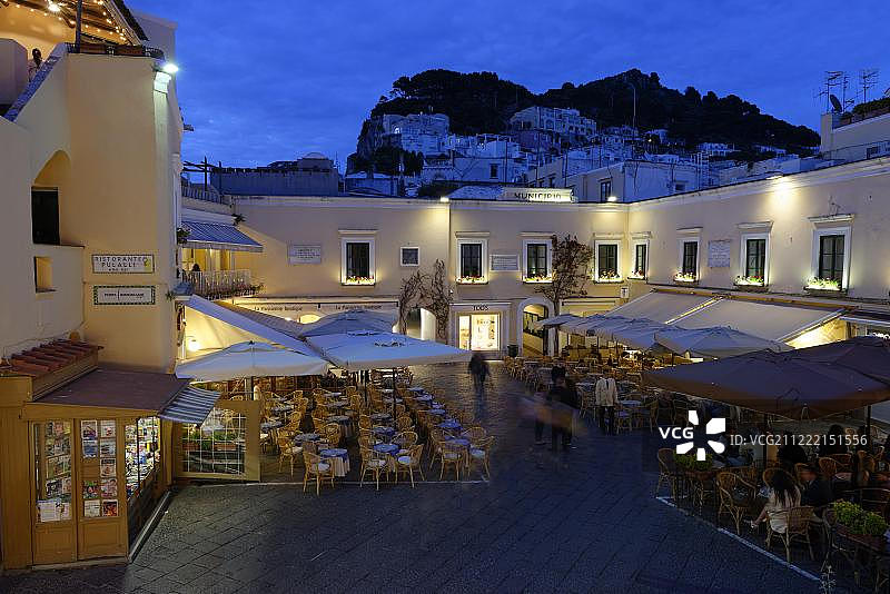 欧洲意大利坎帕尼亚的那不勒斯湾，卡普里，卡普里，广场上的露天咖啡馆图片素材