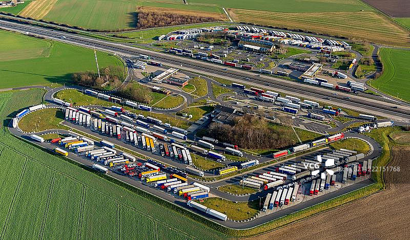 德国亚琛高速公路服务区全景航拍，卡车停靠点图片素材