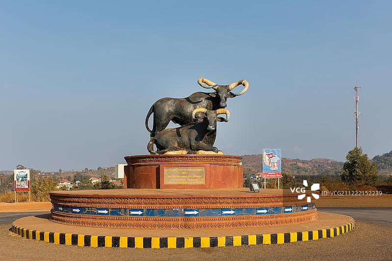 柬埔寨蒙多基里省森莫诺隆环形路口的公牛纪念碑图片素材