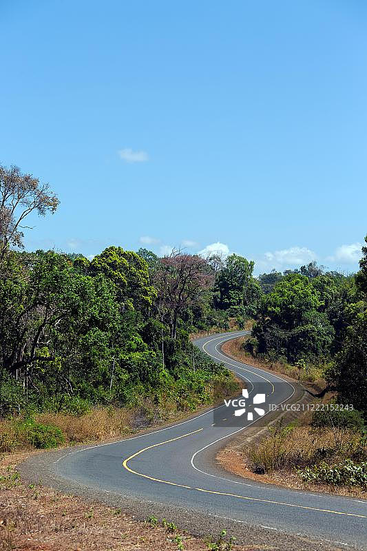 亚洲柬埔寨蒙多基里省森莫诺隆Ou Reang的蜿蜒道路图片素材
