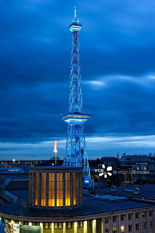 柏林展览中心蓝色照明无线电塔图片素材