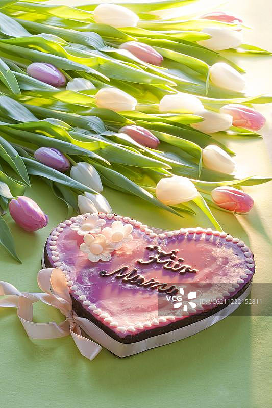 母亲节主题粉色蛋糕，装饰鲜花图片素材