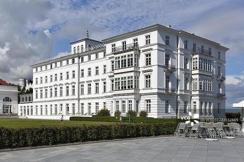 梅克伦堡大厦（原浴场，现为豪华酒店），黑利根达姆海滨度假胜地，德国梅克伦堡-前波美拉尼亚州巴特多伯兰图片素材