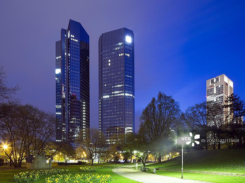 德国法兰克福德意志银行总部夜景，高层镜像塔楼图片素材