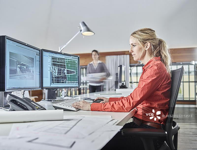 建筑师坐在奥地利欧洲的电脑前工作图片素材