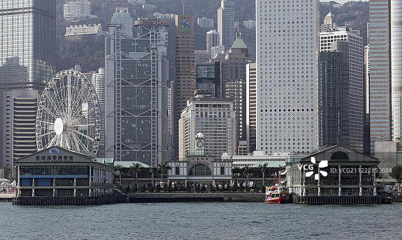 香港中环码头和香港摩天轮的城市天际线，中国香港图片素材