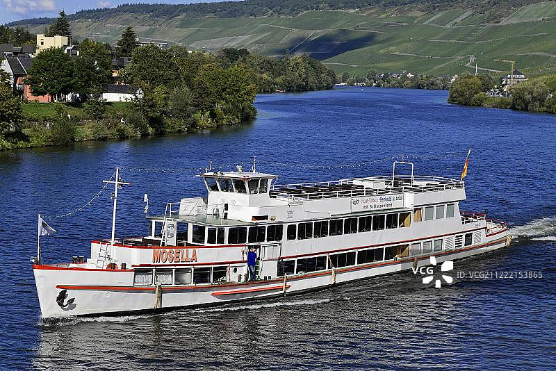 德国莱茵兰-普法尔茨州贝尔恩卡斯特尔-库埃斯摩泽尔河上的摩泽拉游览船图片素材