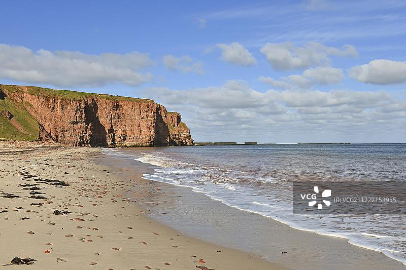 德国石勒苏益格-荷尔斯泰因州黑尔戈兰红色悬崖前的北海滩图片素材