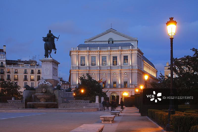 西班牙马德里东方广场皇家剧院图片素材