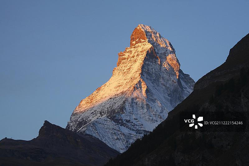 采尔马特日出时分的马特宏峰雪景，瑞士瓦莱州图片素材