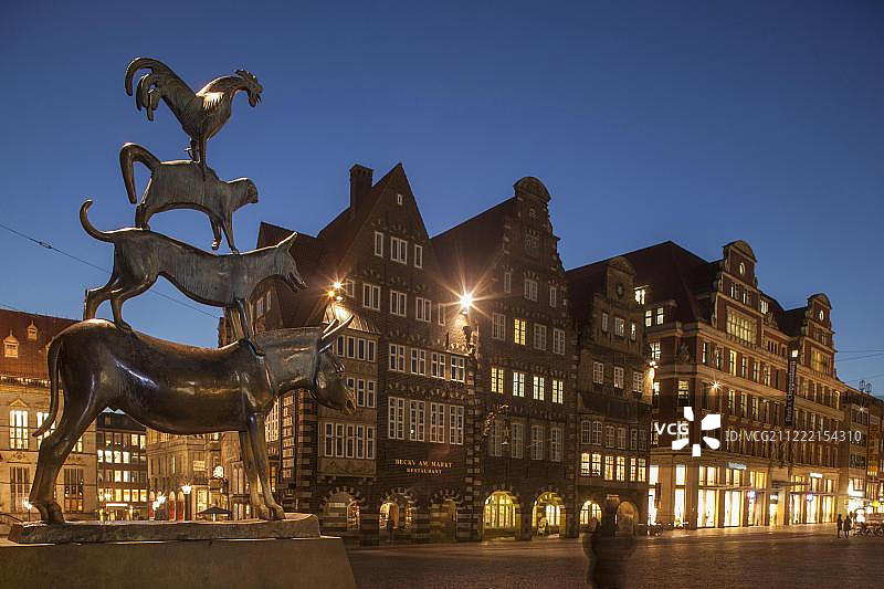 德国不莱梅的格哈德·马尔克斯的青铜雕塑《不莱梅镇的音乐家》图片素材