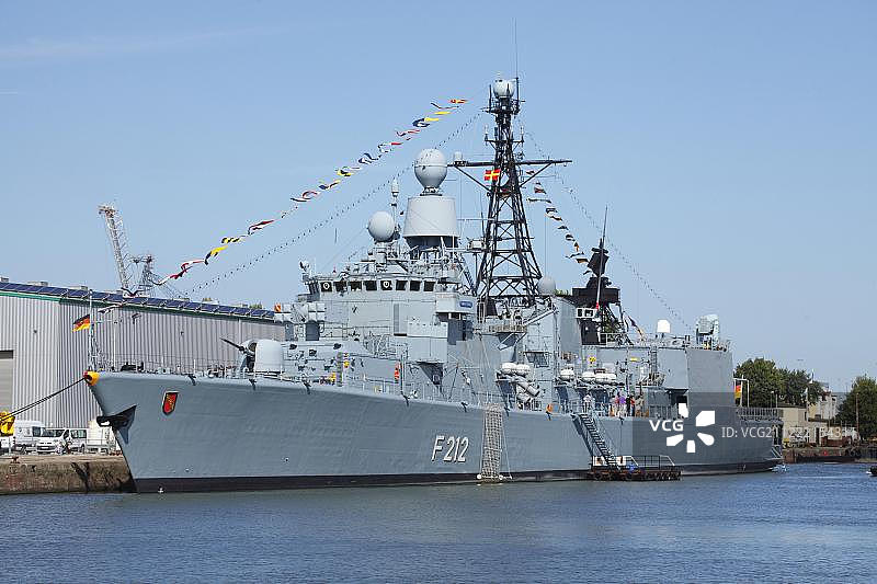 不来梅港新港多用途卡尔斯鲁厄号护卫舰，2015年帆船节，德国不来梅图片素材