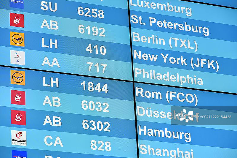 慕尼黑机场起降航班信息显示屏，德国巴伐利亚州图片素材