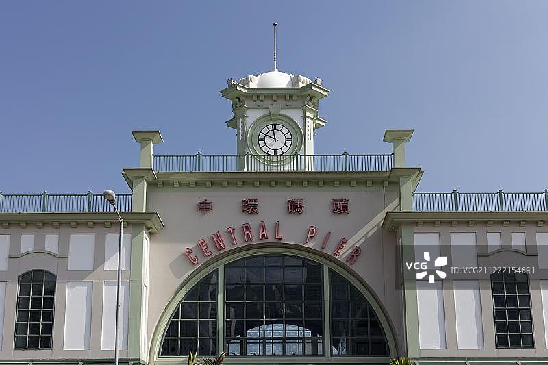 中环码头大楼，前往中国香港中环区欧洲八哥渡轮的渡轮码头图片素材