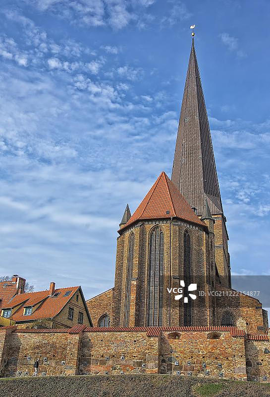 德国梅克伦堡-前波莫瑞州罗斯托克的圣彼得里教堂和古城墙图片素材