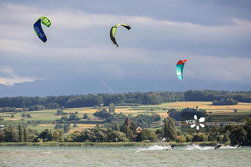 在赖兴瑙岛和阿伦斯巴赫之间的博登湖上遭遇风暴的风筝冲浪者，博登湖，德国，欧洲图片素材