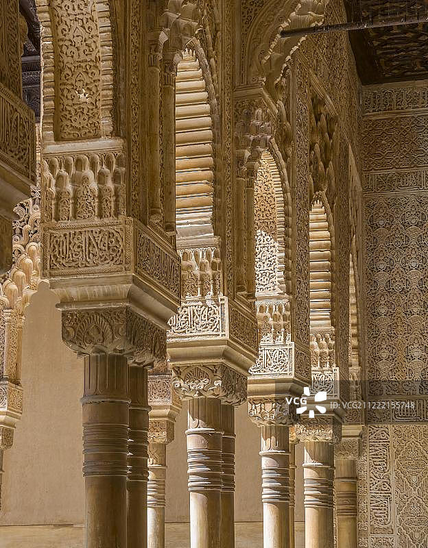 装饰有阿拉伯风格花纹的摩尔式柱头和柱子，纳斯里德阿尔罕布拉宫庭院，西班牙安达卢西亚格拉纳达省，欧洲图片素材