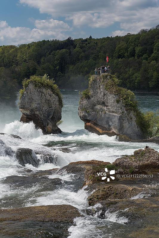 沙夫豪森莱茵瀑布岩石上的游客图片素材