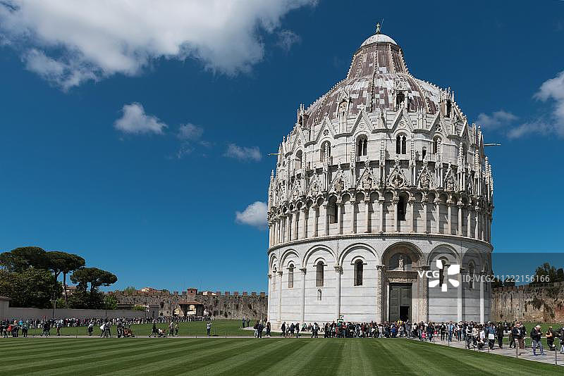 意大利托斯卡纳比萨奇迹广场圣乔瓦尼洗礼堂图片素材