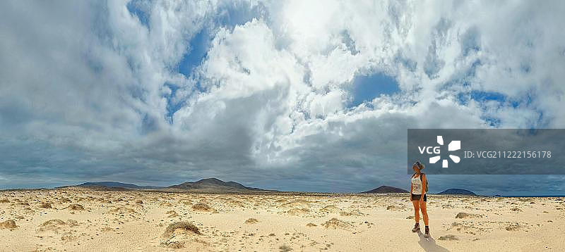 西班牙加那利群岛莫罗斯内格罗斯沙丘上的年轻女子图片素材