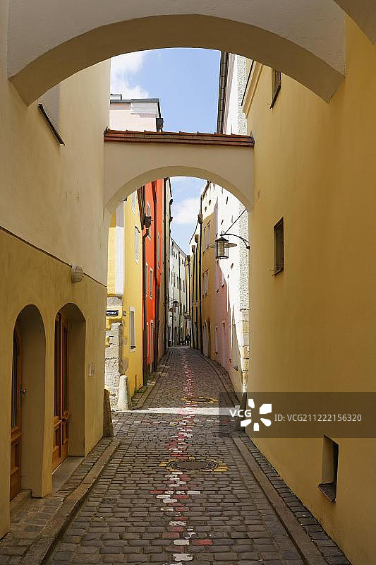 德国巴伐利亚州帕绍老城区霍尔加斯拱廊图片素材