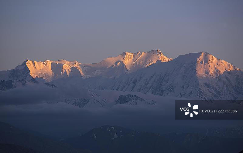 雪山，安娜普尔纳峰，8091米和尼尔吉里峰在傍晚的阳光下，靠近萨马的山地景观，木斯塘王国，上木斯塘，喜马拉雅山脉，尼泊尔，亚洲图片素材