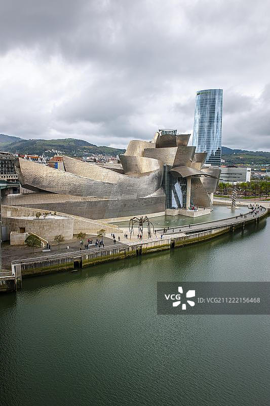 位于内尔维翁河畔的毕尔巴鄂古根海姆博物馆，建筑师弗兰克·盖里，西班牙巴斯克地区毕尔巴鄂图片素材