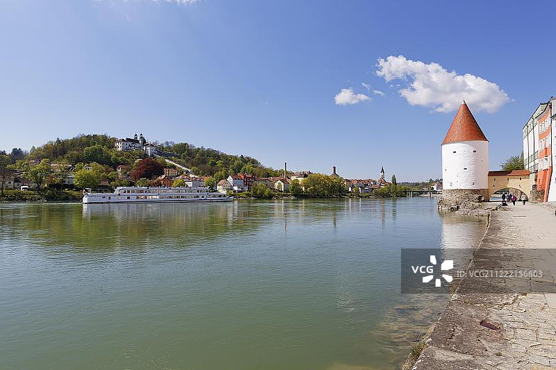 沙布林斯图姆塔和因河，左侧是玛利亚希尔夫贝格朝圣教堂，帕绍，下巴伐利亚，巴伐利亚，德国，欧洲图片素材