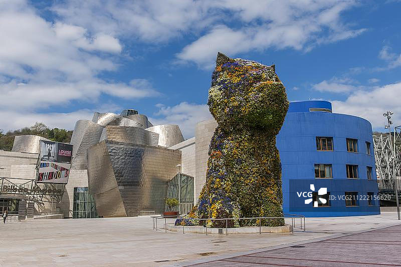 西班牙毕尔巴鄂古根海姆博物馆前的杰夫·昆斯小狗雕塑图片素材