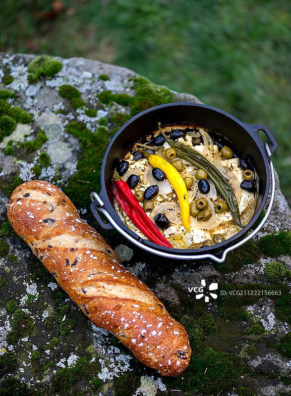 辣椒橄榄羊乳酪餐盘与面包图片素材