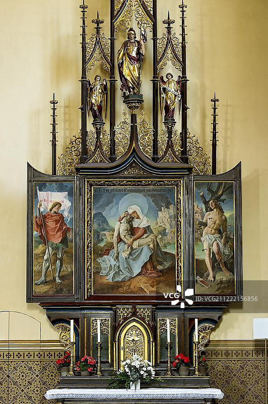 新哥特式圣母升天教堂的侧祭坛，位于上巴伐利亚图片素材