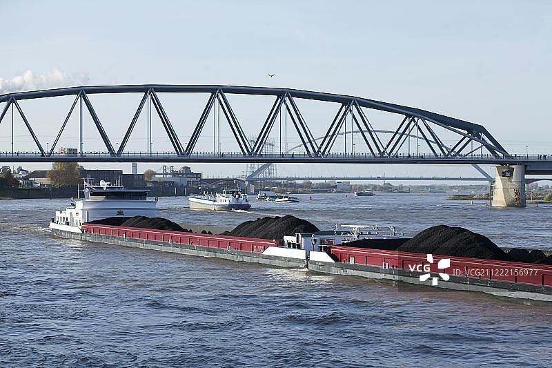 瓦尔河上装载煤炭的驳船图片素材