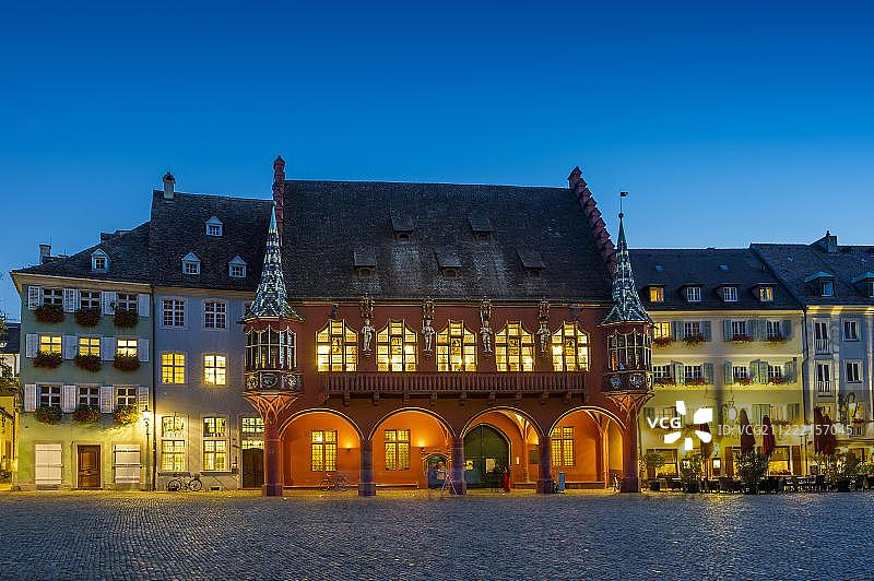 德国弗莱堡明斯特广场的历史百货商店图片素材