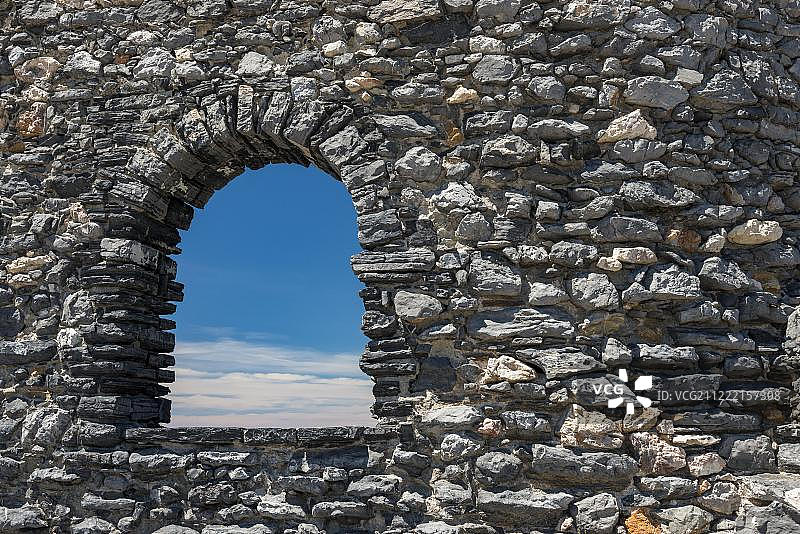 透过城墙窗口看到的韦内雷港图片素材