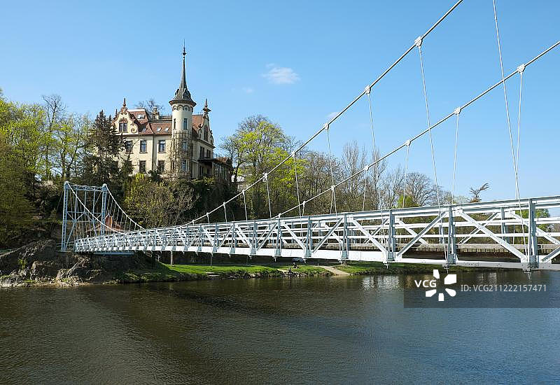 穆尔德河上的悬索桥，加特斯堡酒店，格里马，萨克森州，德国，欧洲图片素材