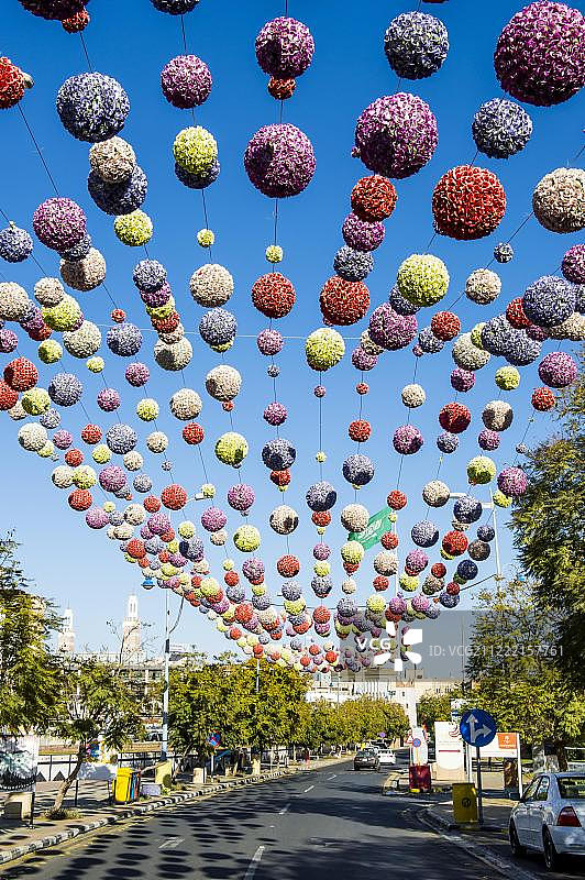 沙特阿拉伯艾卜哈街道上悬挂的彩色球图片素材