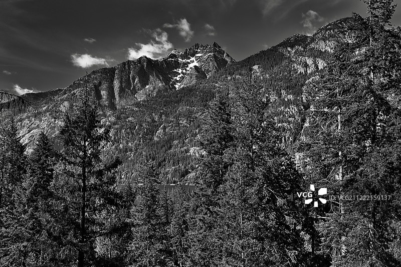 远眺山谷湖泊（黑白）图片素材