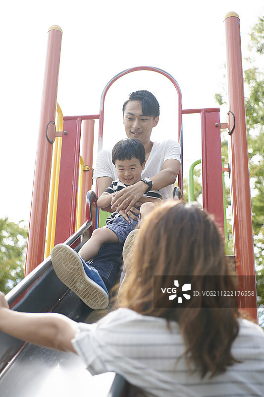 一个日本家庭在城市公园里图片素材