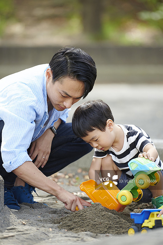 一个日本家庭在城市公园里图片素材