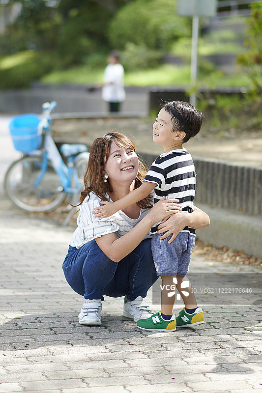 一个日本家庭在城市公园里图片素材