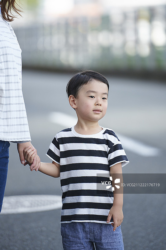 户外活动的日本家庭图片素材