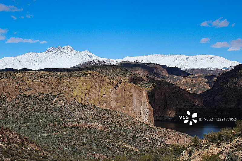 四个山峰的雪景图片素材