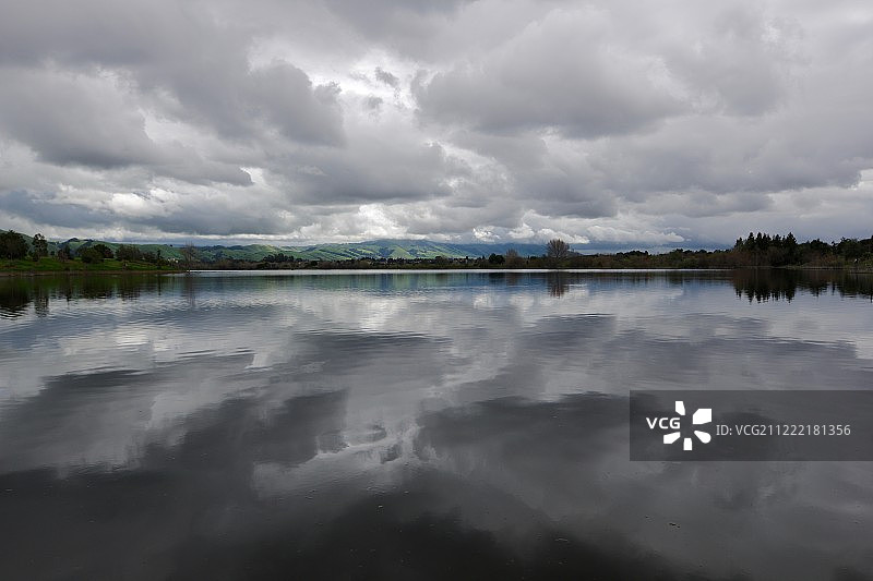 阴天倒影图片素材