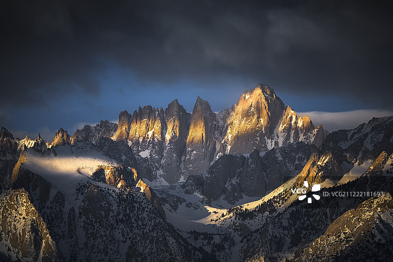 日出时分的惠特尼山图片素材