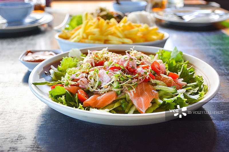 香辣三文鱼沙拉图片素材