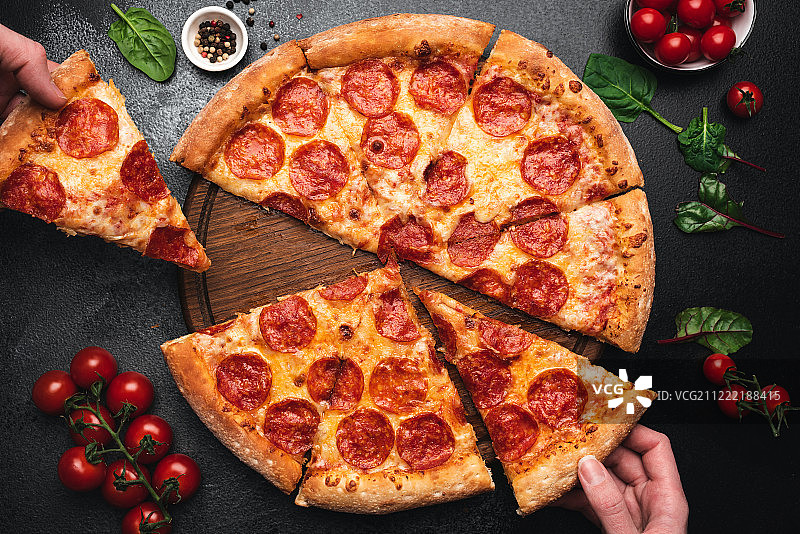 采摘意大利辣香肠披萨切片图片素材
