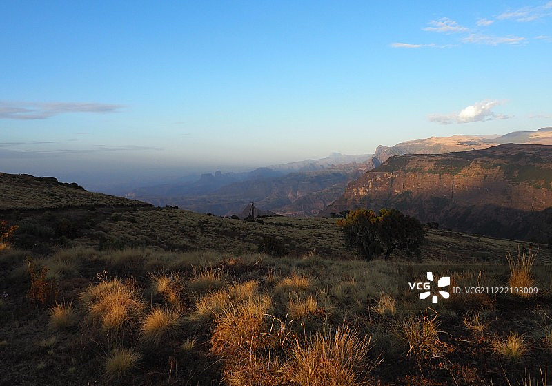 山脉和草地的景观图片素材