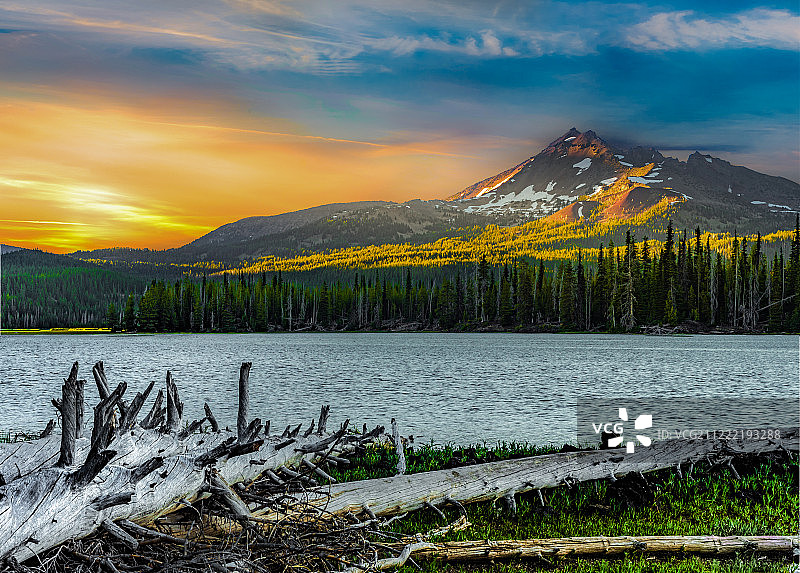 日落时分的断裂山顶图片素材